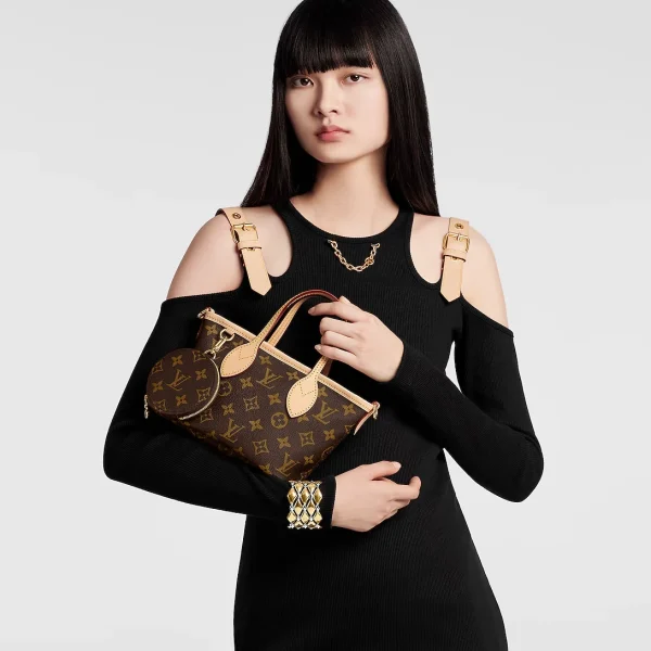 louis-vuitton-neverfull-bb-M46705_PM1_Worn_20view-8e14349544ce.webp Louis Vuitton Neverfull BB Beige 23.8cm M46705, Designer Handbags, Womens Purse, luxury bags