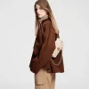 louis-vuitton-pochette-metis-east-west-M46914_PM1_Cropped-worn-view-df3db7528495.webp Pochette Métis East West