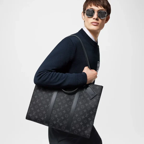 louis-vuitton-sac-plat-24h-M47059_PM1_Worn_20view-1-b6352b0395d8.webp Louis Vuitton Sac Plat Horizontal Zippe 41cm M11742 For Men, Designer Handbags, luxury bags