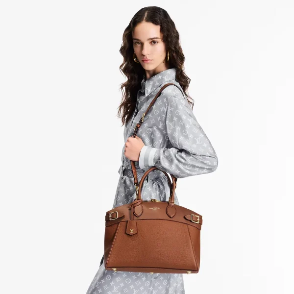 louis-vuitton-vendome-mm-M22925_PM1_Cropped_20worn_20view-6db0dae84b48.webp Louis Vuitton Lock It Vendme Mm High End Leather Brown 36cm M22925, Designer Handbags, Womens Purse, luxury bags