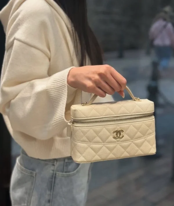 miss_chanel_kw__1742106695_3589373572241562408_5072554941-7baa36b95c35.webp Chanel 25C Vanity Case Beige 20cm, Designer Handbags, Women’s Purse, luxury bags, Chanel bags