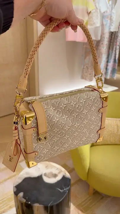 oardefault-885fa213b0d4.webp Louis Vuitton Side Trunk MM Monogram Emblème Peuplier Motif 23.5cm M2A145
