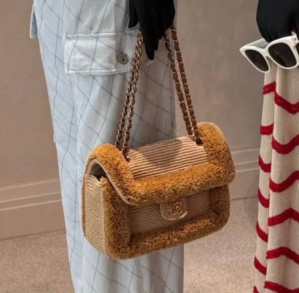 org-7-df4ef7f34371.webp Chanel Foldable Flap Bag Braided Raffia Yarn & Gold-colored Metal 25cm/9.8in Beige AS6163