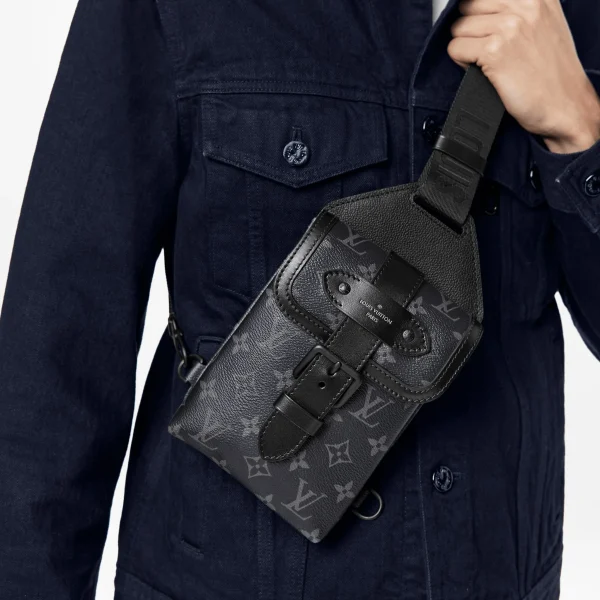 tui-nam-louis-vuitton-saumur-slingbag-monogram-black-m45912_37f5a7999dc945e8b70c8c447e11370b_master.webp Louis Vuitton Monogram Eclipse Saumur Slingbag 26cm/10.25in Black M45912